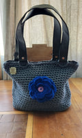 BOLSO GRIS TEJIDA A CROCHET